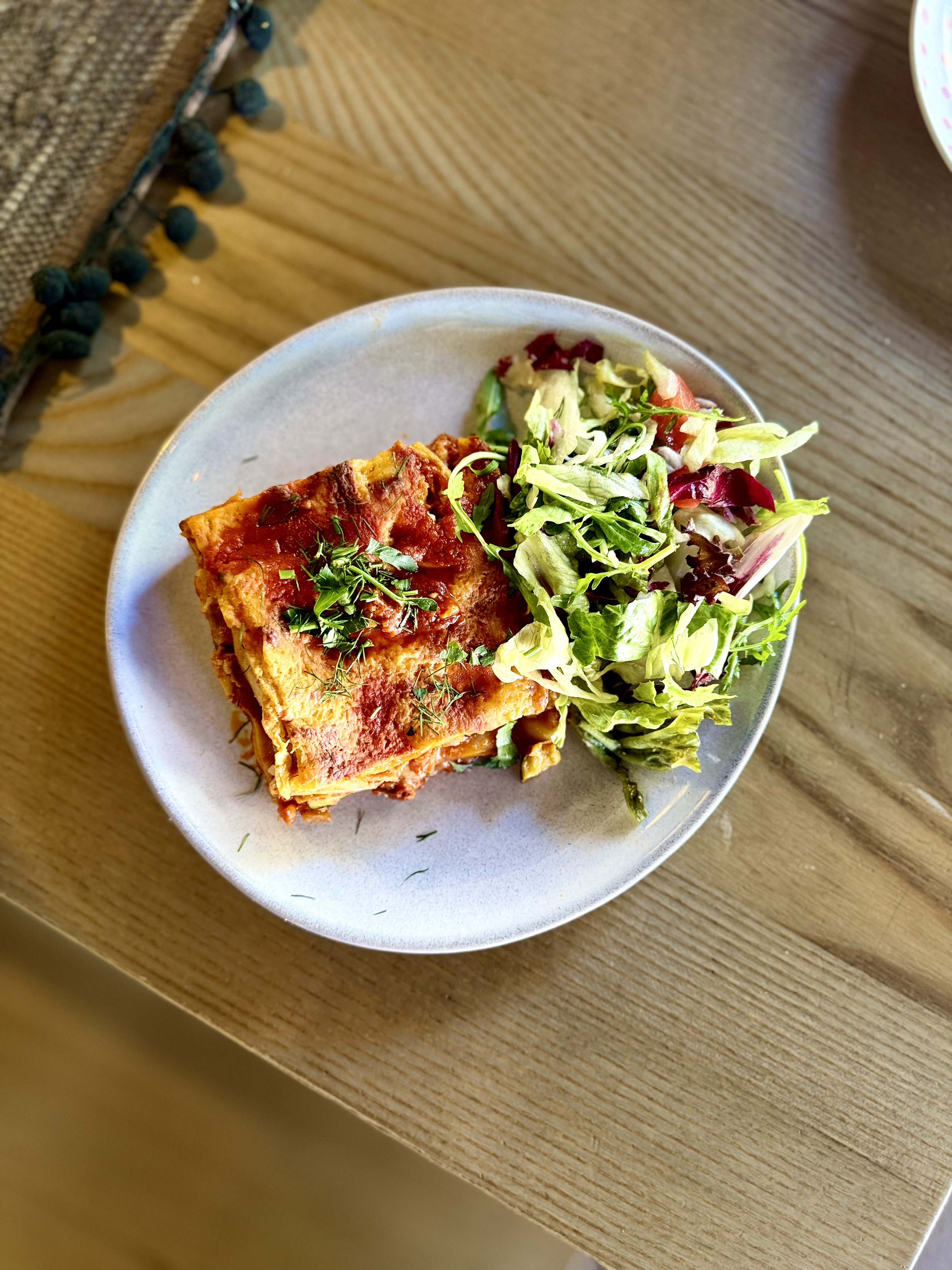 Herzhafte Lasagne mit frischem Salat